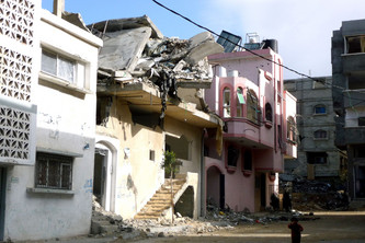 Ein Haus wurde bombardiert und liegt in Trümmern.