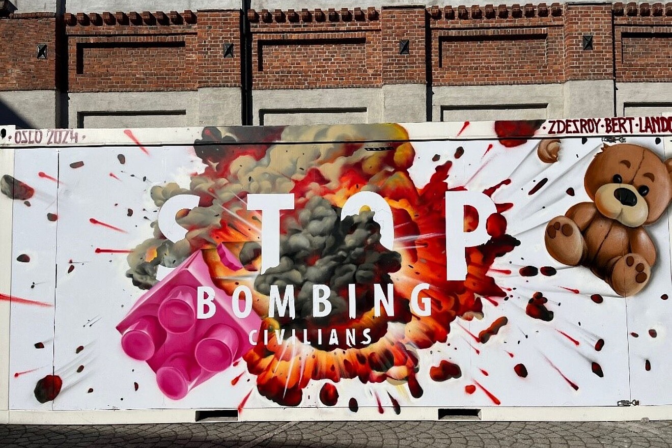 Das Graffiti vom Protection Forum, das die Detonation einer Bombe zeigt. Dabei wird Kinderspielzeug in die Luft geschleudert. / © HI